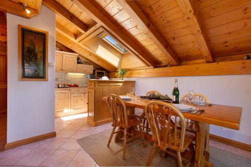 kuchnia z drewnianym stołem i krzesłami w obiekcie Village des Oursons Chalet B - Happy Rentals w Chamonix-Mont-Blanc