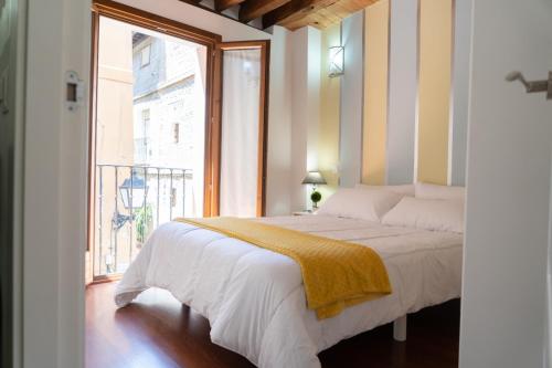 Een bed of bedden in een kamer bij Apartamento Tres Culturas Lux