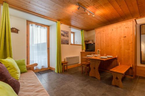 un soggiorno con un tavolo e un divano di Apartment Arsene No 1 - Happy Rentals a Chamonix-Mont-Blanc