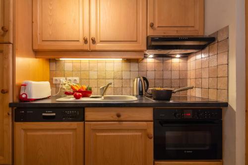 une cuisine avec un évier et une cuisinière four supérieur dans l'établissement Apartment Arsene No 1 - Happy Rentals, à Chamonix-Mont-Blanc