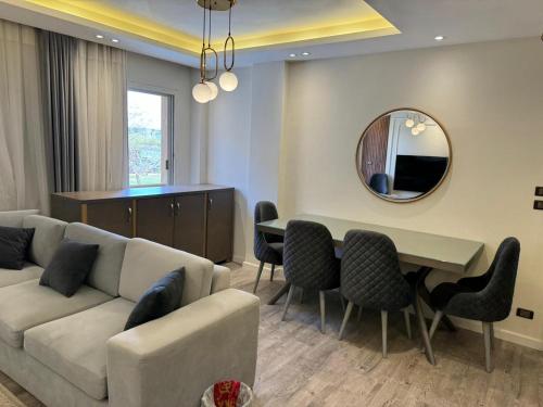 Posezení v ubytování Ultra modern & cozy 2BD apartment