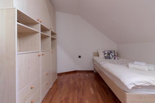 Postel nebo postele na pokoji v ubytování Pool Villa Izabela With Wellness