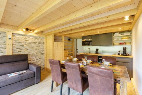 Kuchyňa alebo kuchynka v ubytovaní Résidence Grand Roc - Ancolies 216 - Happy Rentals