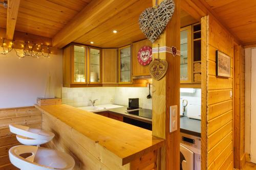 une salle de bain avec toilettes et lavabo dans l'établissement Résidence Grand Roc - Campanules 202 - Happy Rentals, à Chamonix-Mont-Blanc