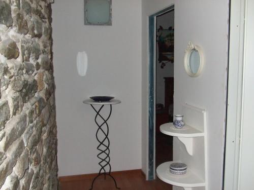 Ecke eines Zimmers mit einem Tisch und einer Wand in der Unterkunft B&B Il Conventino in Brisighella