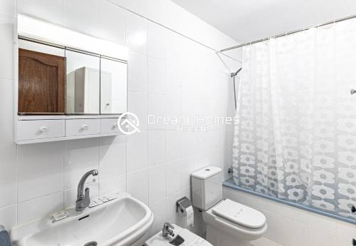 Kúpeľňa v ubytovaní Oceanfront Neptuno Apt By Dream Homes Tenerife