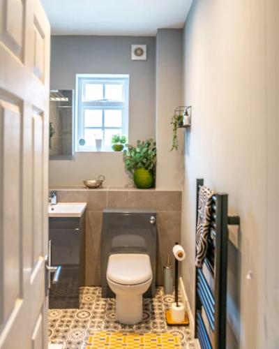 a small bathroom with a toilet and a sink at #03 The Haw thornes Sleeps 6 NEC 7mins in Coleshill