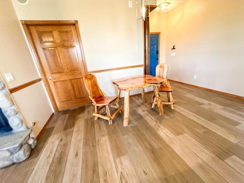 Fotografie z fotogalerie ubytování National Forest Retreat AZ White Mtn Escape Cabin Design Spacious Condo By Vacation Your Way v destinaci Overgaard