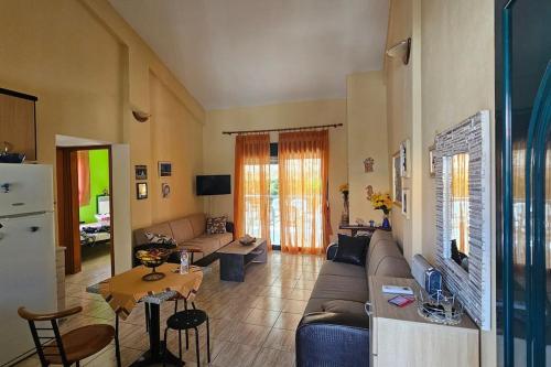 ein Wohnzimmer mit Couch und Tisch in der Unterkunft Polychrono Seaside Haven in Polychrono