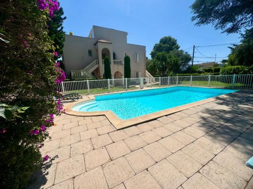 une piscine devant une maison dans l'établissement le somptueux, à Antibes