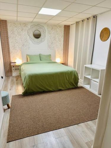 - une chambre avec un lit vert et un tapis dans l'établissement Cosy duplex aux portes de Paris, à Issy-les-Moulineaux