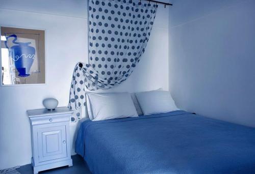 Ένα ή περισσότερα κρεβάτια σε δωμάτιο στο Thrilling Santorini Suite Ragus Suite 1 Bedroom Min Children Age 12 Years Spacious Shared Sun Terrace And Swimming Pool With Breathtaking