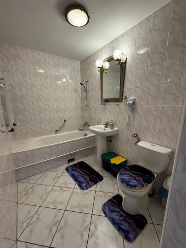 a bathroom with a toilet and a sink and a tub at Butik Hotel w centrum 350m od morza in Ustronie Morskie