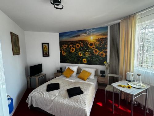 a bedroom with a bed and a painting on the wall at Butik Hotel w centrum 350m od morza in Ustronie Morskie
