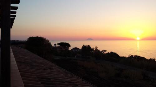 a sunset over the ocean with the sun in the sky at Terrazza Michelino in Parghelia