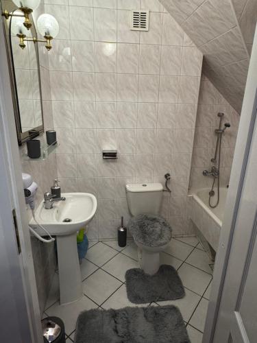 a small bathroom with a sink and a toilet at Butik Hotel w centrum 350m od morza in Ustronie Morskie