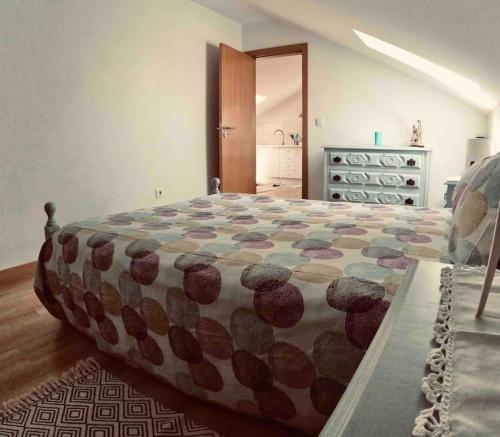 a bedroom with a large bed in a room at Pure Mountain - Serra da Estrela in Erada