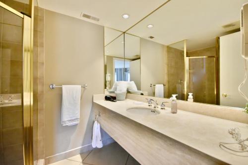 Et badeværelse på Cozy king bed Suite - pullout couch - Pool on grounds