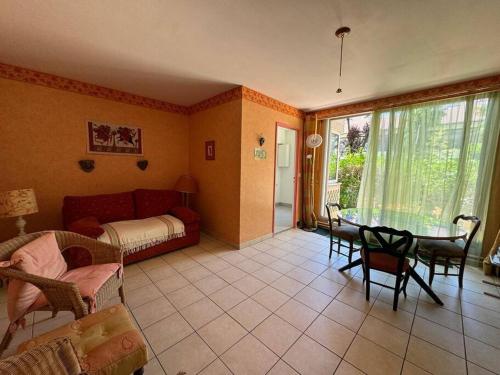 Stylish 1BR with Peaceful Garden in 18th District