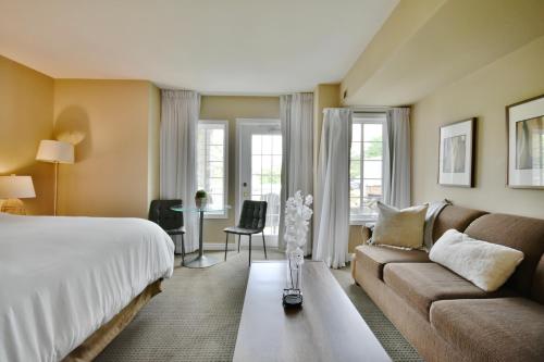 Et opholdsområde på Cozy king bed Suite - pullout couch - Pool on grounds