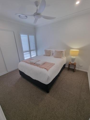 Ένα ή περισσότερα κρεβάτια σε δωμάτιο στο Large Brand New Executive Home in Hervey Bay