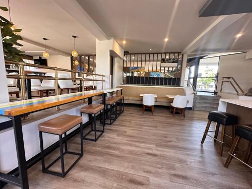 a restaurant with a bar with chairs and tables at Comfort Inn & Suites Irvine Spectrum in Lake Forest