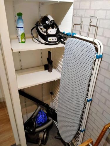 une pièce avec un rack avec un ventilateur sur une étagère dans l'établissement Denier étage avec Parking, à La Garenne-Colombes