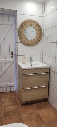 un bagno con lavandino e specchio di Monte das Romas a Charnequinha