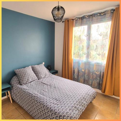 - une chambre avec un lit en face d'une fenêtre dans l'établissement Havre de paix, proche de la mer, à Sérignan