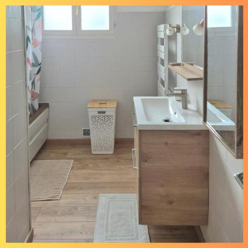 une salle de bain avec un lavabo et un miroir dans l'établissement Havre de paix, proche de la mer, à Sérignan