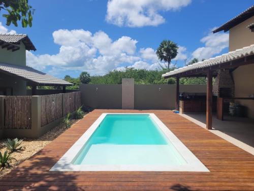 ein Swimmingpool im Hinterhof eines Hauses in der Unterkunft Casa Aroeira em Barra Grande - Casa principal in Barra Grande