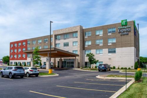 an office building with cars parked in a parking lot at Holiday Inn Express & Suites - Yorkville by IHG in Yorkville