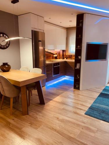 Luxurious & cozy down town home 82’