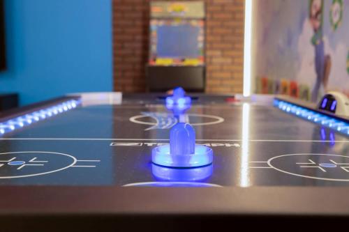 Cozy House w Game Room Theater Pool and More photo 15