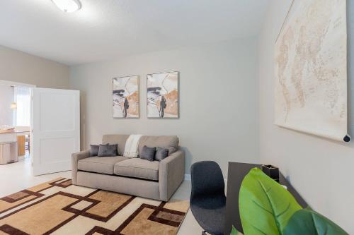 Cozy House w Game Room Theater Pool and More photo 46
