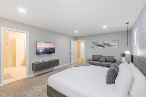 Cozy House w Game Room Theater Pool and More photo 63