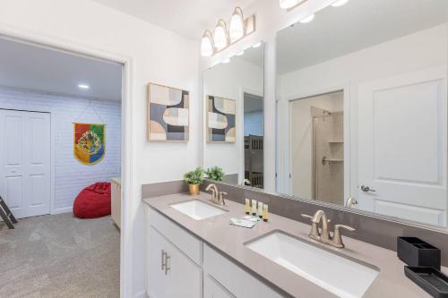 Cozy House w Game Room Theater Pool and More photo 77
