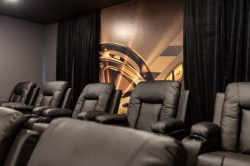 Cozy House w Game Room Theater Pool and More photo 86