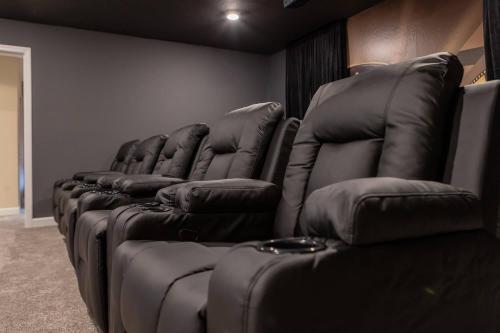 Cozy House w Game Room Theater Pool and More photo 88