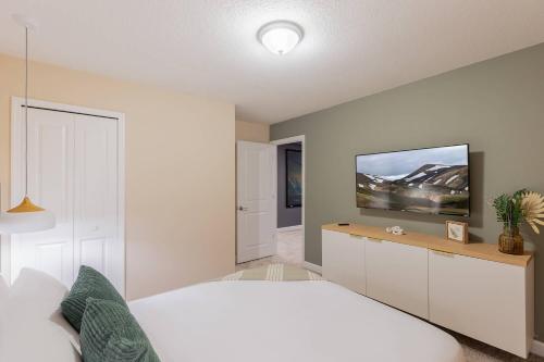 Cozy House w Game Room Theater Pool and More photo 97