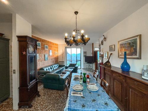 O bucătărie sau chicinetă la Villa tra lago e montagna