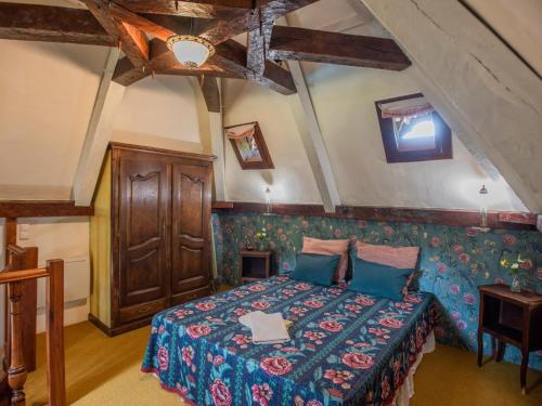 une chambre avec un lit avec une couette bleue dans l'établissement La belle Vie, à Urval