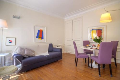 un salon avec un canapé et une table dans l'établissement Le Marais Moderne, à Paris