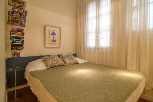 une chambre avec un lit et une fenêtre dans l'établissement Le Marais Moderne, à Paris