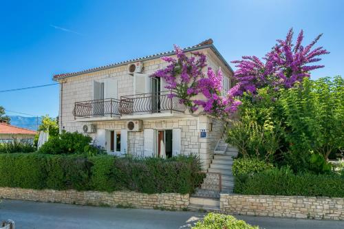 Apartments by the sea Supetar, Brac - 17227