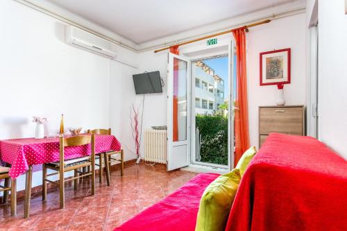 Apartments by the sea Supetar, Brac - 17227