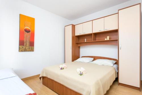 Apartments by the sea Supetar, Brac - 17227