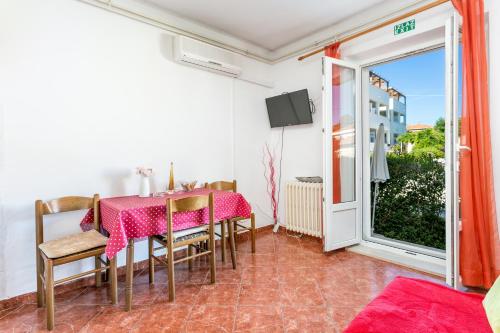 Apartments by the sea Supetar, Brac - 17227