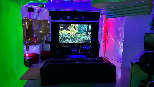 a living room with green and purple lights at Só Mulheres Cobertura Duplex Alto Padrão Shows Ginásio Parque Ibirapuera Jardins Av Paulista Paraíso Vl Mariana in Sao Paulo