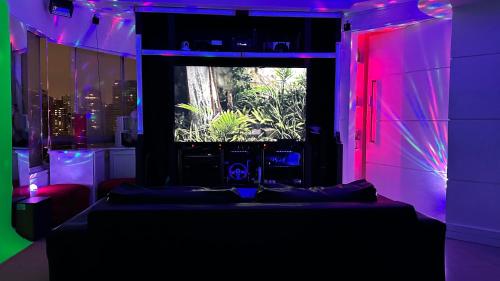 a room with purple and green lights and a window at Só Mulheres Cobertura Duplex Alto Padrão Shows Ginásio Parque Ibirapuera Jardins Av Paulista Paraíso Vl Mariana in Sao Paulo